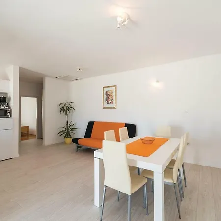Apartment Four-bedroom In Nin
